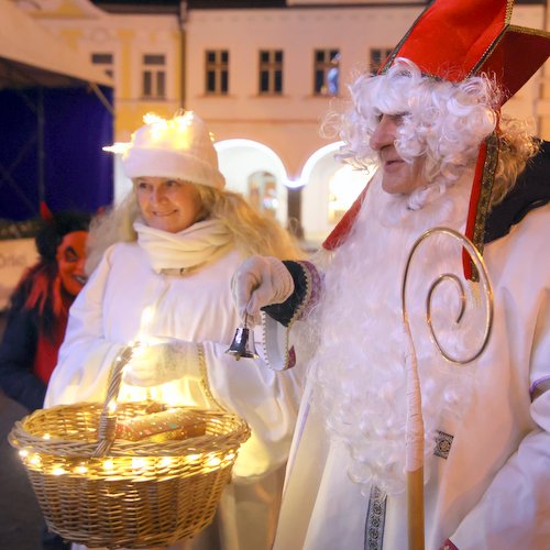 Mikuláš s andělem a čertem u vánočního stromu