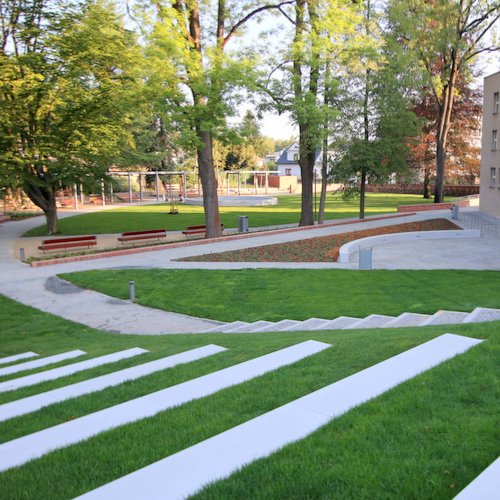 Park u Roškotova divadla se otevře veřejnosti