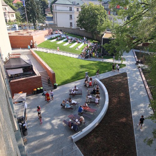 Otevřeli jsme park u Roškotova divadla 