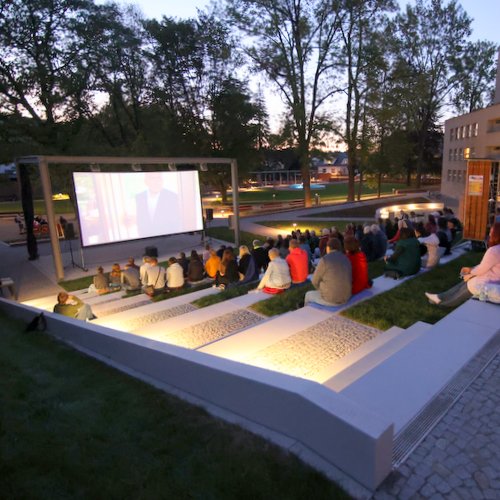 Letní kino zahájilo v parku u Roškotova divadla