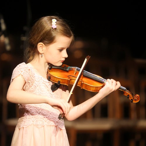 Jarní koncert ZUŠ rozezněl Roškotovo divadlo