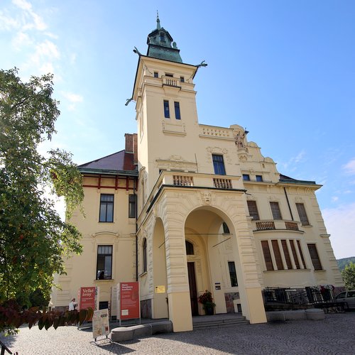 Hernychova vila nabízí dvě výstavy – o významných ženách i dětském světě