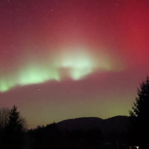 Polární záře zbarvila noční oblohu